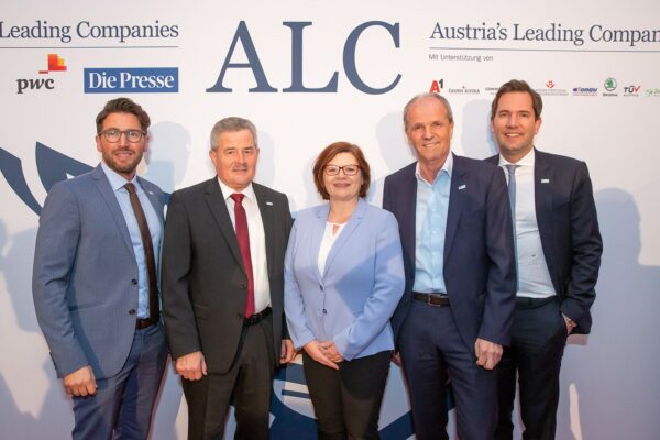 Gruppenfoto anlässlich der Verleihung des ALC-Wirtschaftspreises „Austria’s Leading Companies“ an die BECOM Gruppe.
