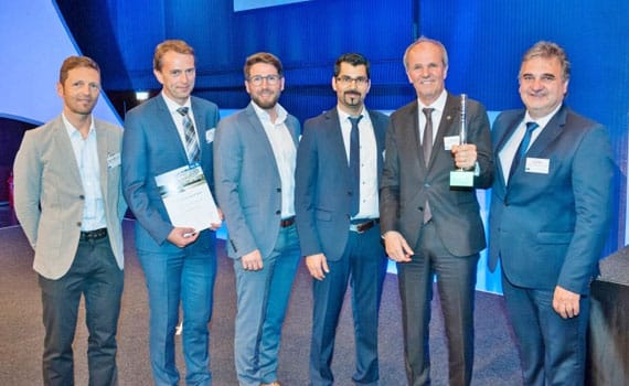 Gruppenfoto von Vertretern der BECOM Gruppe anlässlich des erfolgreichen Geschäftsjahres 2016/17 und einer Auszeichnung.