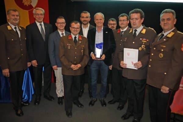 Auszeichnung der BECOM Gruppe mit dem Feuerwehr-Award 2019 im Beisein von Feuerwehrvertretern und Unternehmensvertretern.