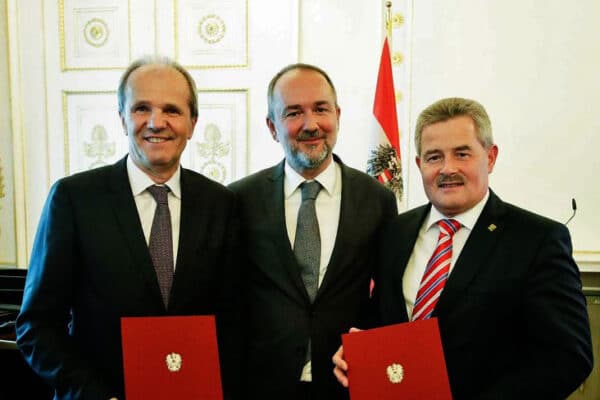 Gruppenfoto anlässlich der Verleihung des Kommerzialrat-Titels an die BECOM-Geschäftsführer Johann Bock und Franz Klein.