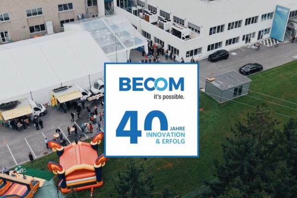 Luftaufnahme des BECOM Firmengeländes mit Festzelt, Foodtrucks und Attraktionen anlässlich des 40-jährigen Firmenjubiläums. Im Zentrum ist das Logo „40 Jahre Innovation & Erfolg“ eingeblendet.