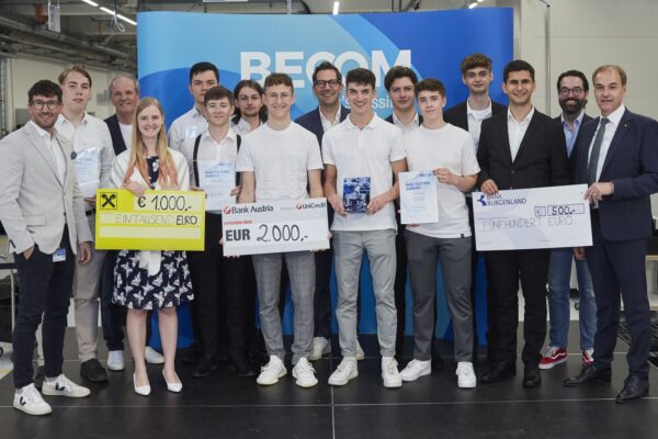 Gruppenfoto der Gewinnerteams und Organisatoren des BECOM Innovation Award 2023 mit Preisgeldern und Urkunden.