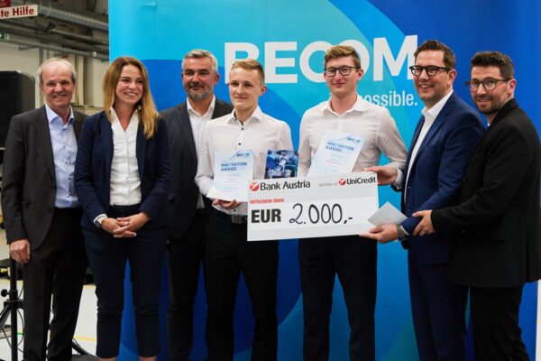 Übergabe des ersten Preises beim BECOM Innovation Award 2024 inklusive Siegerurkunde und Preisgeld.