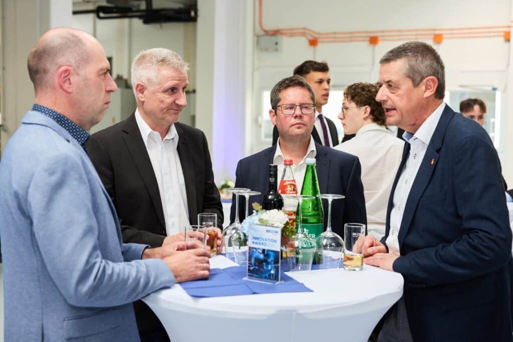 Becom Innovation Award 2025 10 Im Anschluss an die Preisverleihung tauschen sich Vertreter aus Wirtschaft und Forschung beim BECOM Innovation Award 2025 aus.