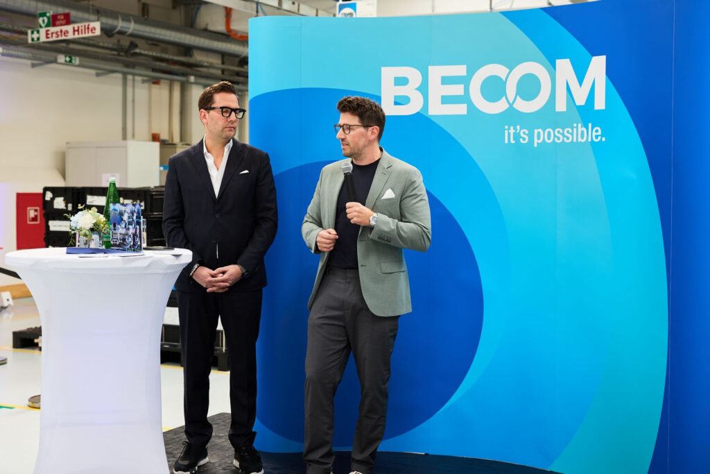 Becom Innovation Award 2025 11 Ein Vertreter von BECOM begrüßt die Gäste und führt gemeinsam mit einem Moderator durch den BECOM Innovation Award 2025.