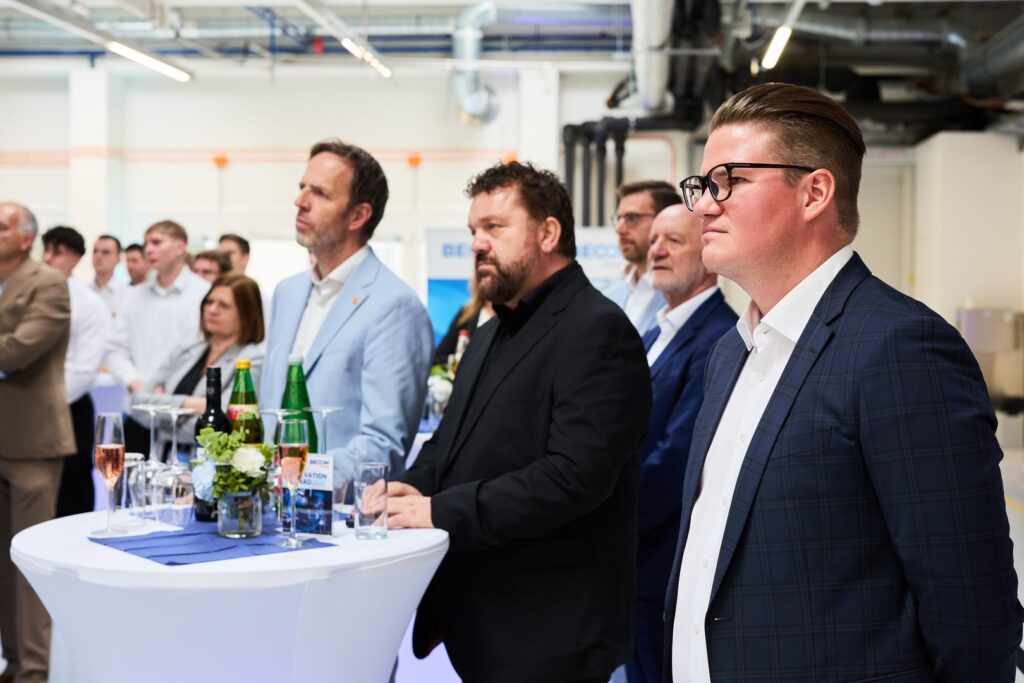 Becom Innovation Award 2025 12 Vertreter aus Wirtschaft, Forschung und Bildung verfolgen die Beiträge und Preisverleihung beim BECOM Innovation Award 2025.