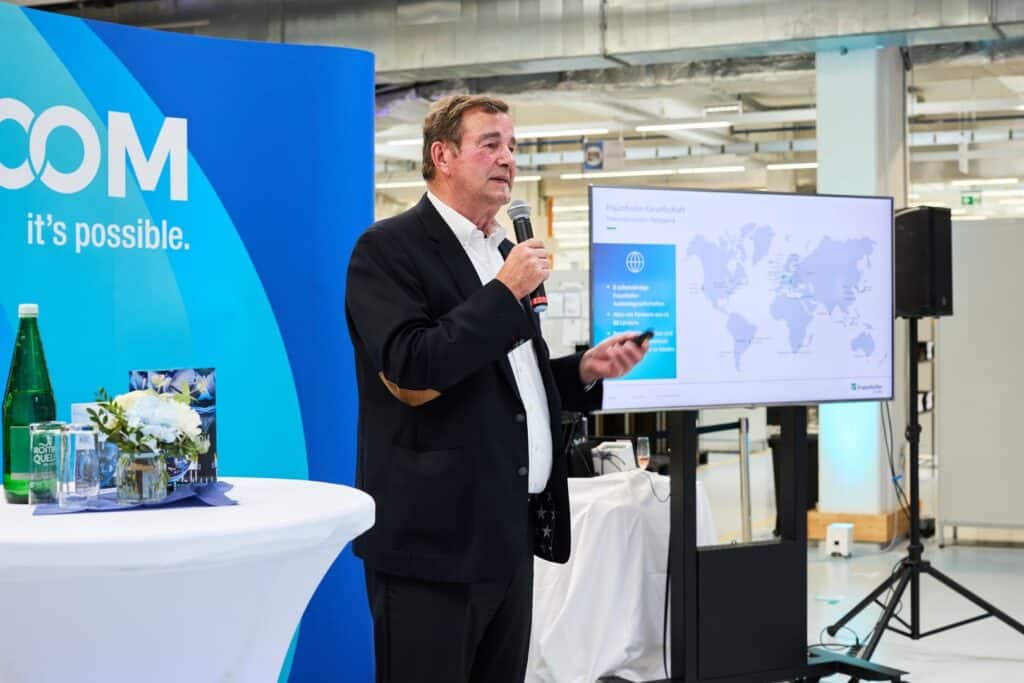 Becom Innovation Award 2025 14 Ein Vertreter des Fraunhofer-Instituts hält beim BECOM Innovation Award 2025 einen Fachvortrag über internationale Forschungsnetzwerke.