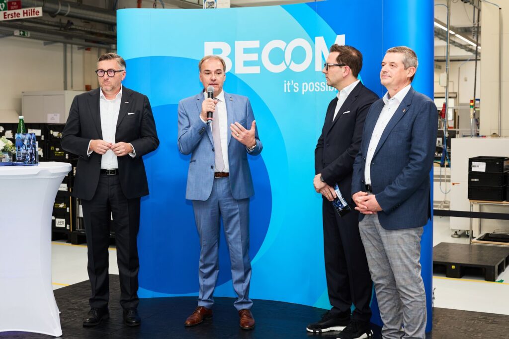 Becom Innovation Award 2025 15 Vertreter von BECOM und Partnerinstitutionen sprechen bei der Preisverleihung des BECOM Innovation Award 2025 über Innovation und Nachwuchsförderung.