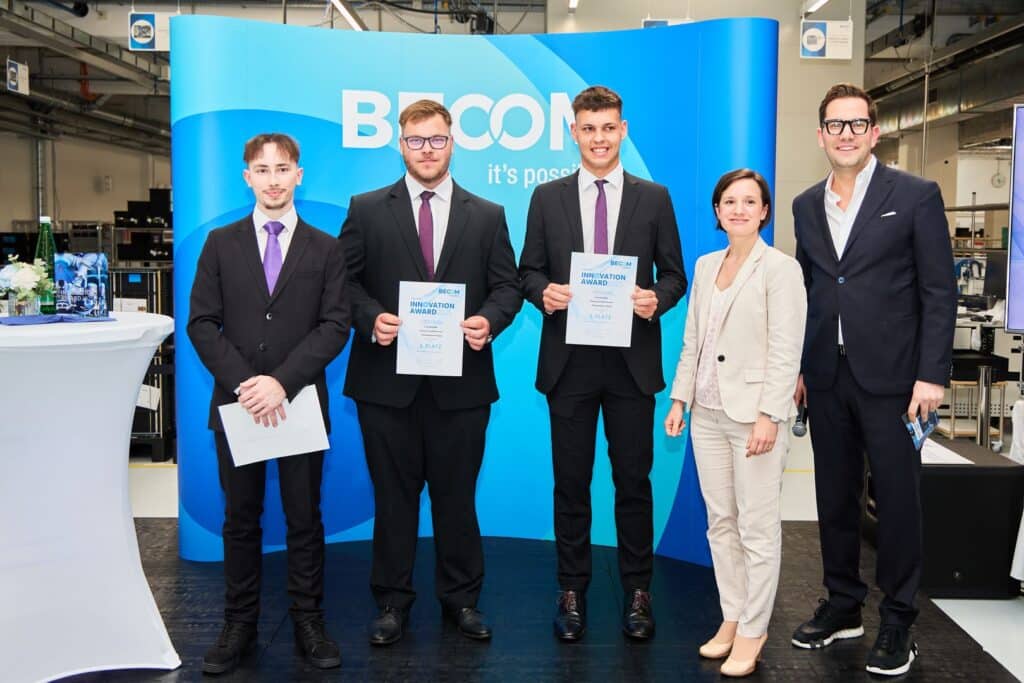 Becom Innovation Award 2025 18 Die Drittplatzierten des BECOM Innovation Award 2025 präsentieren ihre Urkunden gemeinsam mit Vertreterinnen und Vertretern von BECOM.