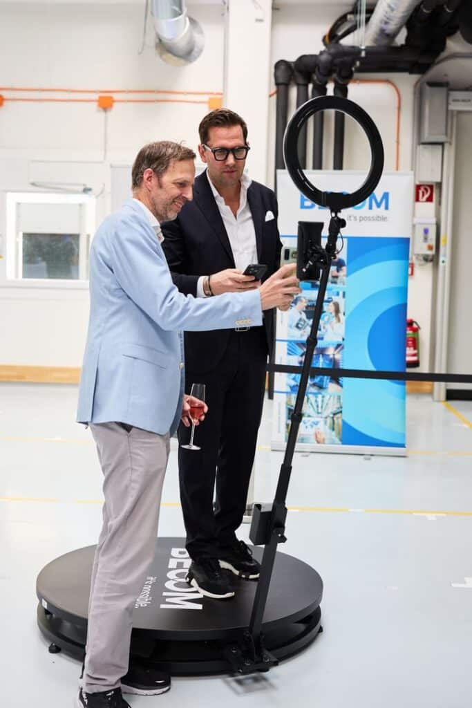 Becom Innovation Award 2025 2 Gäste und Geschäftsführer testen die interaktive 360-Grad-Videoplattform auf der BECOM Innovation Award Gala 2025.