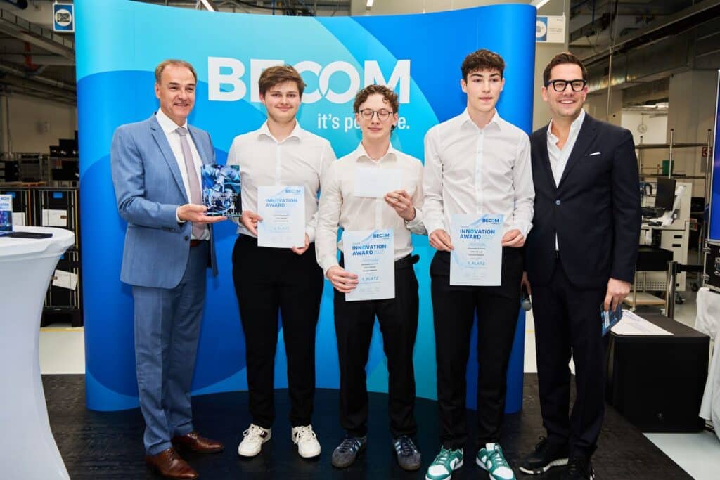 Becom Innovation Award 2025 20 Die Gewinner des ersten Platzes beim BECOM Innovation Award 2025 präsentieren gemeinsam mit Vertretern von BECOM ihre ausgezeichneten Projekte.