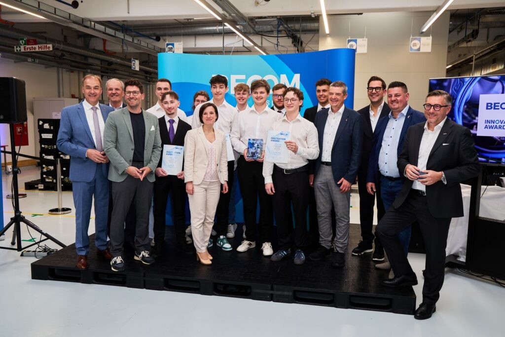 Becom Innovation Award 2025 21 Teilnehmerinnen und Teilnehmer des BECOM Innovation Award 2025 gemeinsam mit Vertreterinnen und Vertretern aus Wirtschaft und Bildung bei der Preisverleihung.