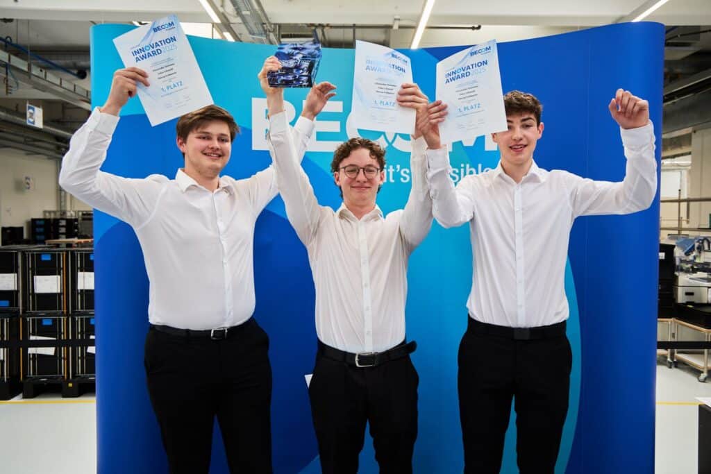Becom Innovation Award 2025 24 Die Erstplatzierten des BECOM Innovation Award 2025 freuen sich über ihre Auszeichnungen und präsentieren stolz ihre Siegerprojekte.