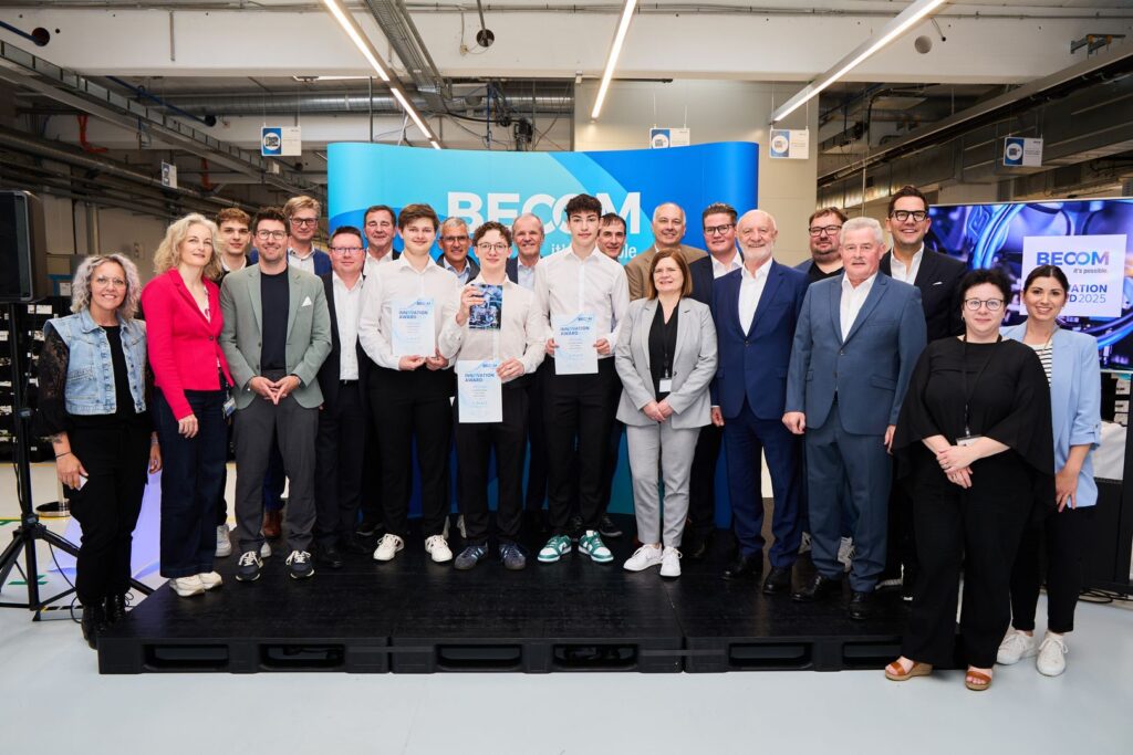 Becom Innovation Award 2025 27 Gruppenfoto der Preisträgerinnen und Preisträger des BECOM Innovation Award 2025 gemeinsam mit Vertreterinnen und Vertretern von BECOM und der HTL Pinkafeld.