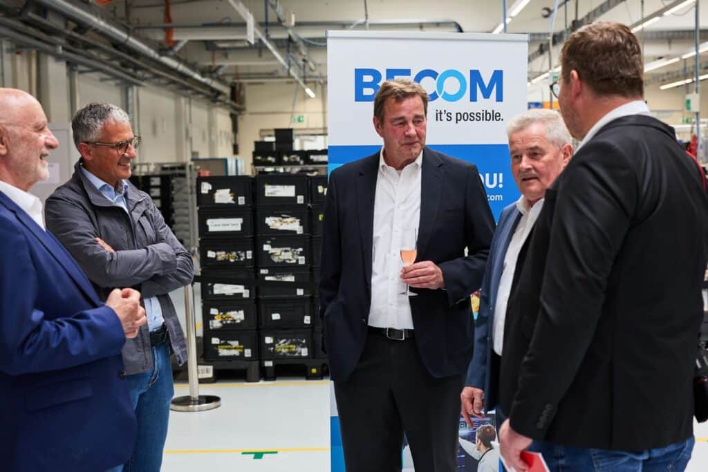 Becom Innovation Award 2025 4 Vertreter des BECOM-Managements und der HTL Pinkafeld im Gespräch beim BECOM Innovation Award 2025 in der Fertigungshalle.