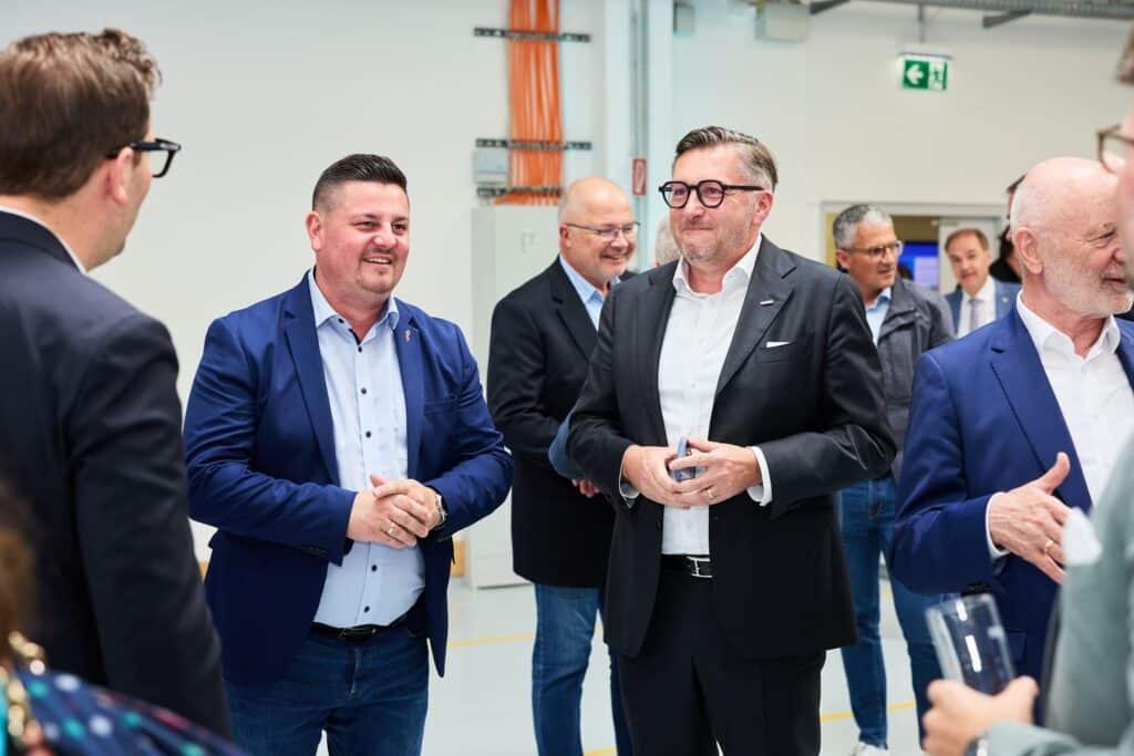 Becom Innovation Award 2025 5 Gäste und Repräsentanten der BECOM-Gruppe im Gespräch im Rahmen des BECOM Innovation Awards 2025.