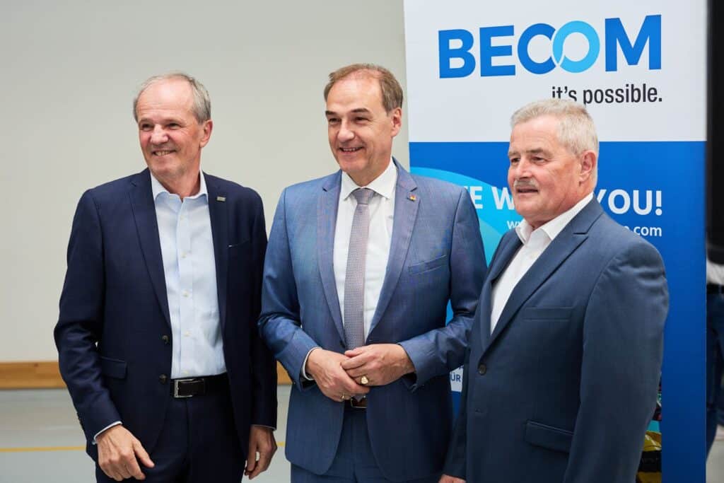 Becom Innovation Award 2025 6 HTL-Direktor Dr. Wilfried Lercher, Landesrat Dr. Leonhard Schneemann und Johann Bock (BECOM Management) beim Innovation Award 2025.