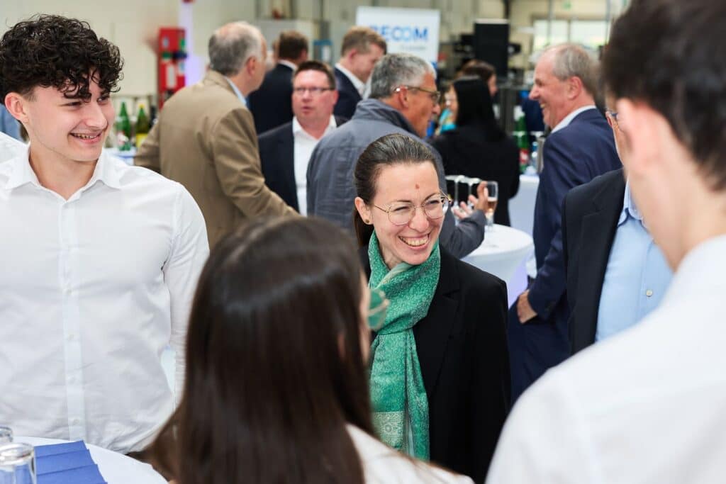 Becom Innovation Award 2025 8 Teilnehmerinnen und Teilnehmer des BECOM Innovation Award 2025 kommen in entspannter Atmosphäre miteinander ins Gespräch.