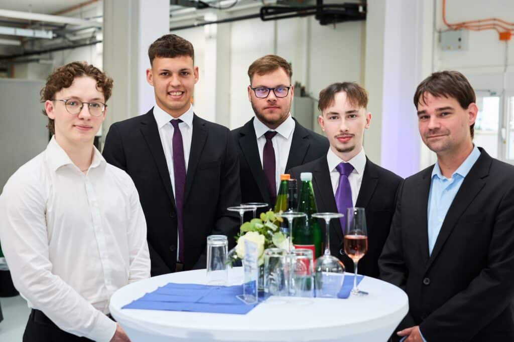 Becom Innovation Award 2025 9 Preisträger und Projektbeteiligte der HTL Pinkafeld nutzen den BECOM Innovation Award 2025 für Gespräche und Networking.