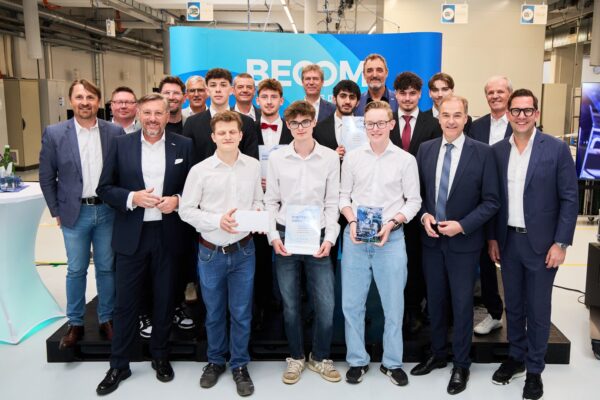 Teilnehmerinnen und Teilnehmer des BECOM Innovation Award 2026 gemeinsam mit Vertreterinnen und Vertretern von BECOM und der HTL Pinkafeld.