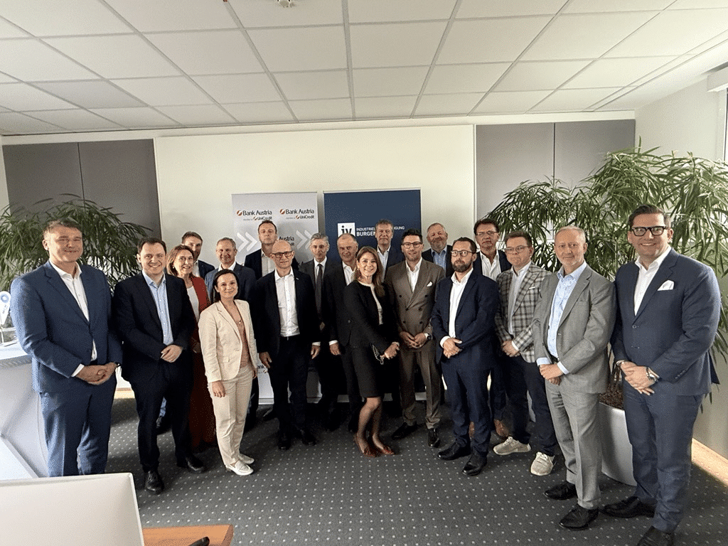 Business Breakfast bei der Becom 1 Business Breakfast bei BECOM: Vertreter aus Wirtschaft und Industrie erhalten Einblicke in die Elektronikfertigung und innovative Produktionstechnologien.