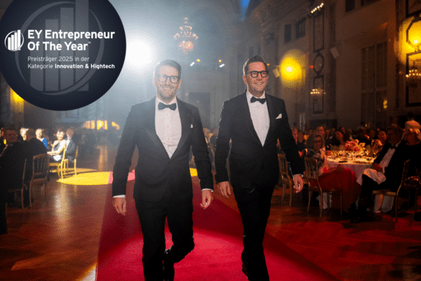 Johannes und Roman Bock betreten im Rahmen der EY Entrepreneur Of The Year Awards 2025 den Festsaal der Wiener Hofburg. Die Geschäftsführer von BECOM wurden in der Kategorie Innovation & Hightech ausgezeichnet.