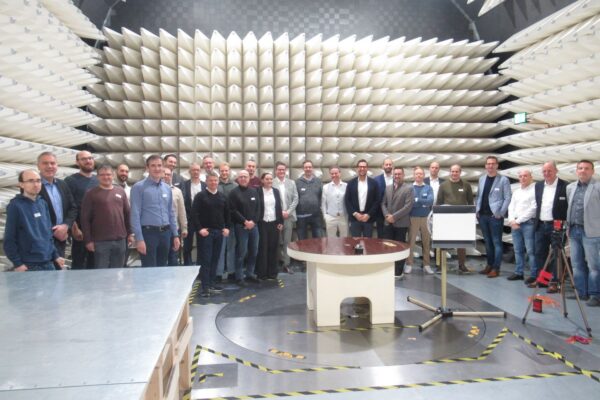 Gruppenfoto der Teilnehmerinnen und Teilnehmer der Fachveranstaltung im EMV-Labor der BECOM Group in Wien.