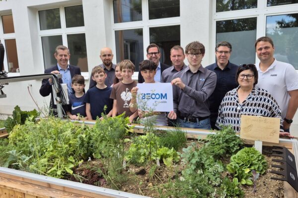 Schülerinnen, Schüler und Projektpartner präsentieren das FarmBot-Projekt und den bepflanzten Hochbeetbereich an der NMS Horitschon.