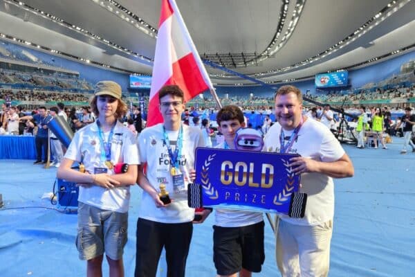 Das Wiener Neustädter Drohnen-Team feiert gemeinsam mit Betreuern und BECOM den Gewinn der Goldmedaille bei der Junior Botball Challenge.