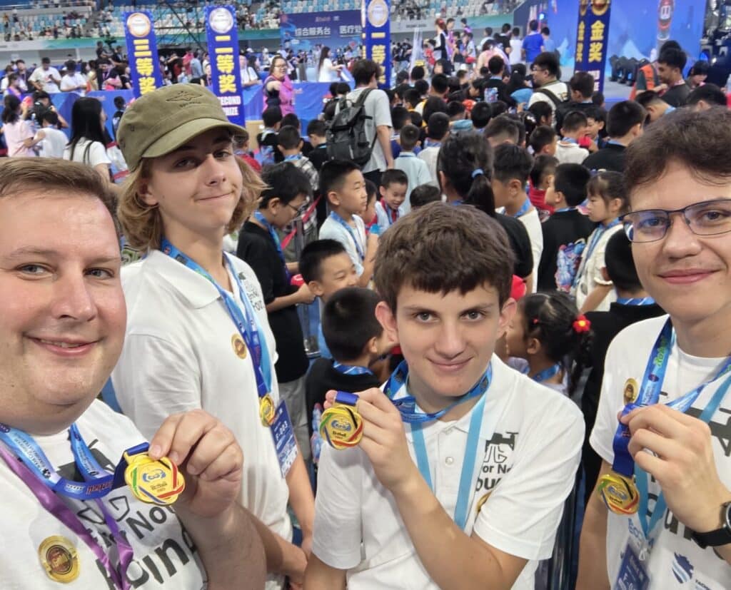 Goldmedaille Drohnen Team 3 Das Wiener Neustädter Drohnen-Team präsentiert stolz seine Goldmedaillen bei der internationalen Junior Botball Challenge.