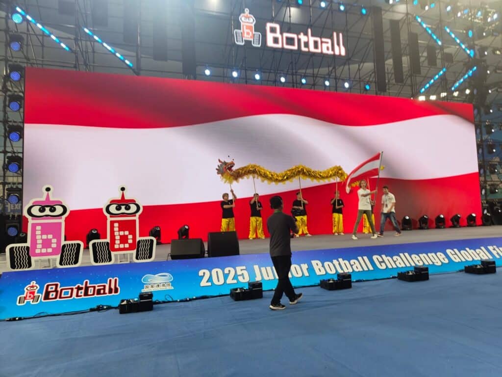Goldmedaille Drohnen Team 4 Eröffnungszeremonie der Junior Botball Challenge mit internationaler Beteiligung und Fokus auf Robotik und Drohnentechnologie.