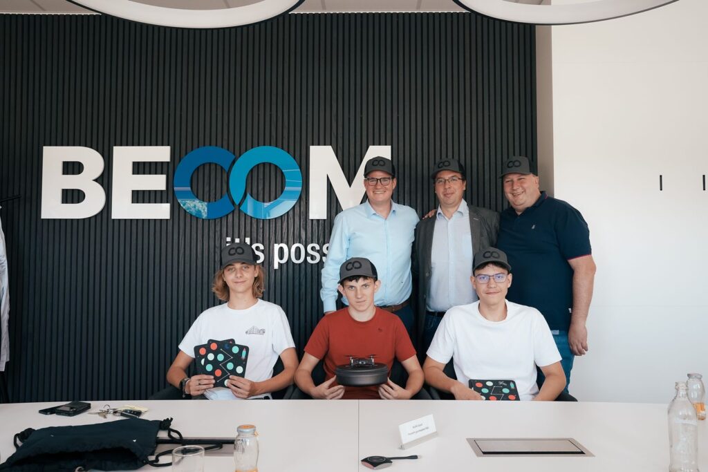 Goldmedaille Drohnen Team 5 Das Wiener Neustädter Drohnen-Team gemeinsam mit Vertretern von BECOM nach dem erfolgreichen Wettbewerb im Bereich Drohnentechnologie und Innovation.