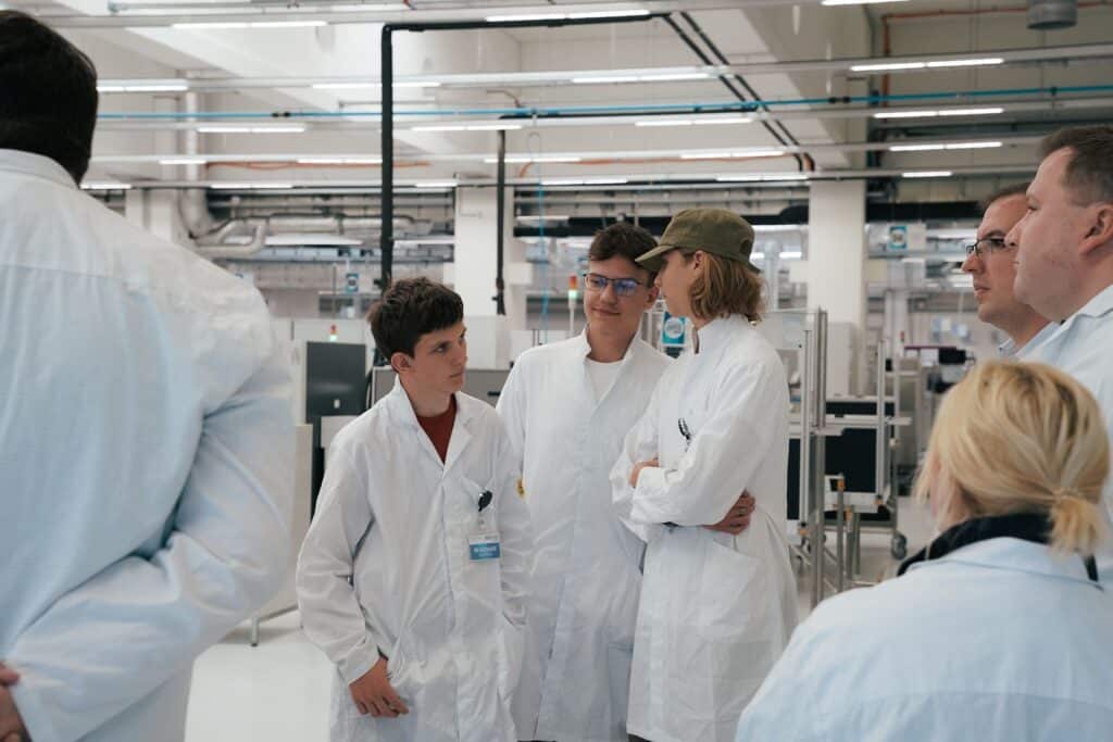 Goldmedaille Drohnen Team 6 Schülerinnen und Schüler besichtigen gemeinsam mit BECOM die Produktionsbereiche und erhalten Einblicke in moderne Elektronikfertigung und Drohnentechnologie.