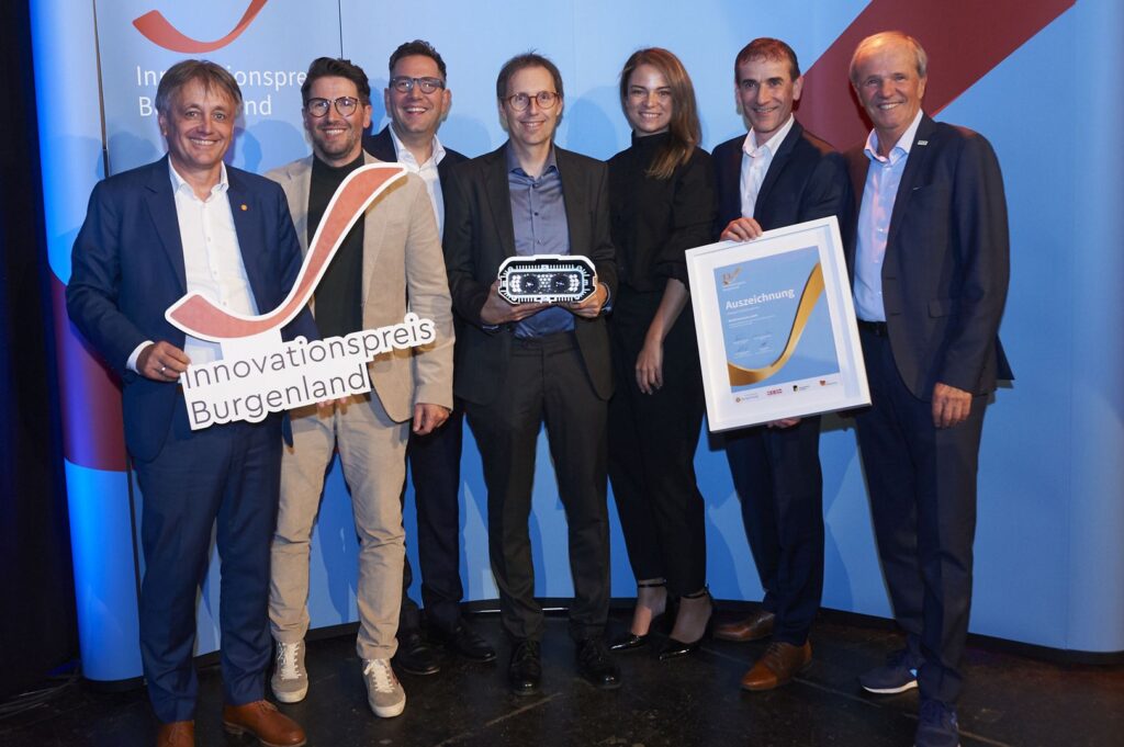 Innovationspreis 2024 1 Vertreter von BECOM Electronics nehmen die Auszeichnung beim Innovationspreis Burgenland 2024 in der Kategorie Großunternehmen entgegen.