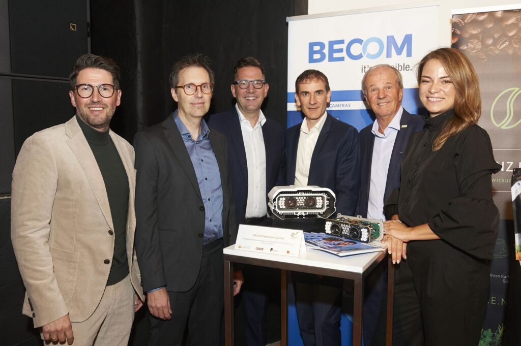 Innovationspreis 2024 3 Das ausgezeichnete Kamerasystem von BECOM Electronics wird gemeinsam mit dem Entwicklerteam und der Auszeichnung präsentiert.