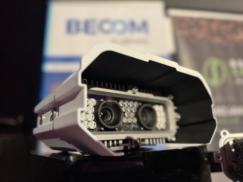 Innovationspreis 2024 4 Detailaufnahme des prämierten Kamerasystems von BECOM Electronics mit integrierter Sensor- und Beleuchtungstechnologie.