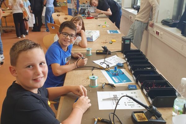Kinder und Jugendliche entdecken beim MINT-Workshop in Neutal die Welt der Technik, Elektronik und Innovation und sammeln praktische Erfahrungen im Bereich STEM und Elektrotechnik.