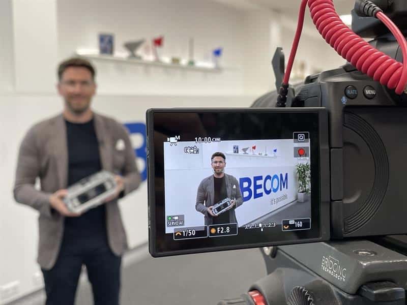 Roman Bock Shooting Interviewaufnahme mit einem Vertreter von BECOM Electronics zur ausgezeichneten Innovation beim Innovationspreis Burgenland 2024.