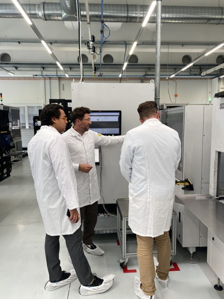 Starke Impulse für die Bahnindustrie 1 Besuch von Bahnindustrie-Experten bei BECOM zur Vorstellung innovativer Elektronikfertigung und Technologien für den Schienenverkehr.