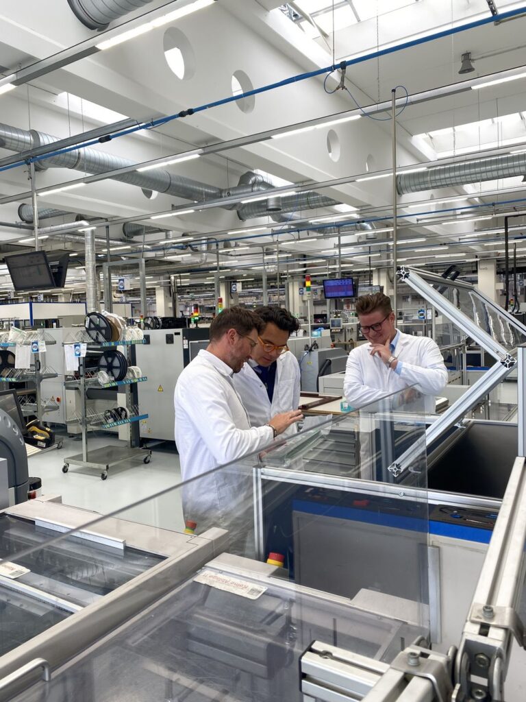 Starke Impulse für die Bahnindustrie 3 Technischer Austausch bei BECOM über innovative Elektroniksysteme und Lösungen für die internationale Bahnindustrie.