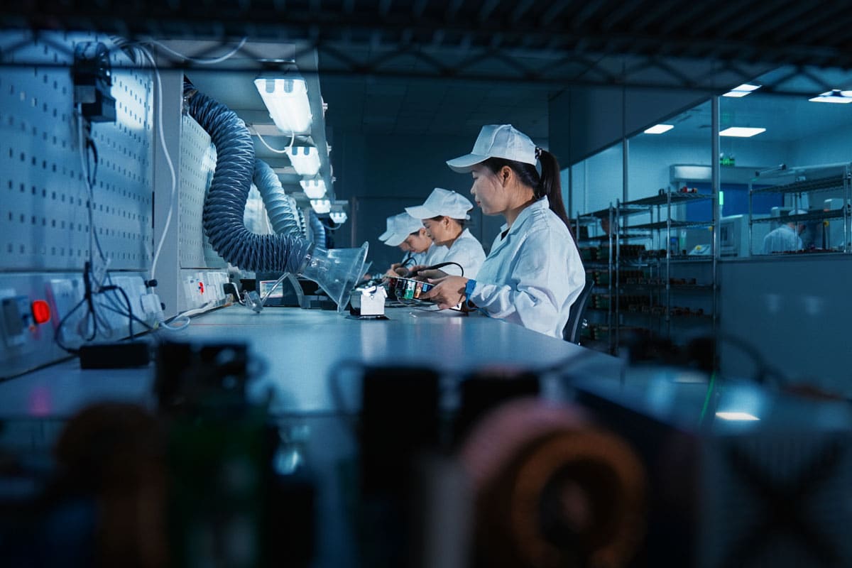 Licht-Elektronik Präzise Lichtlösungen für Automotive, Railway, Industrie und Infrastruktur BECOM Group